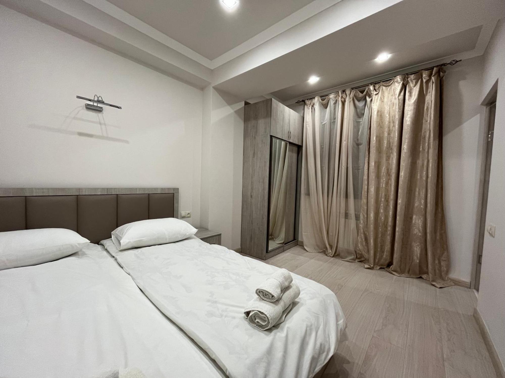 City Centre Apartment On Sakharov Square Ereván Exterior foto